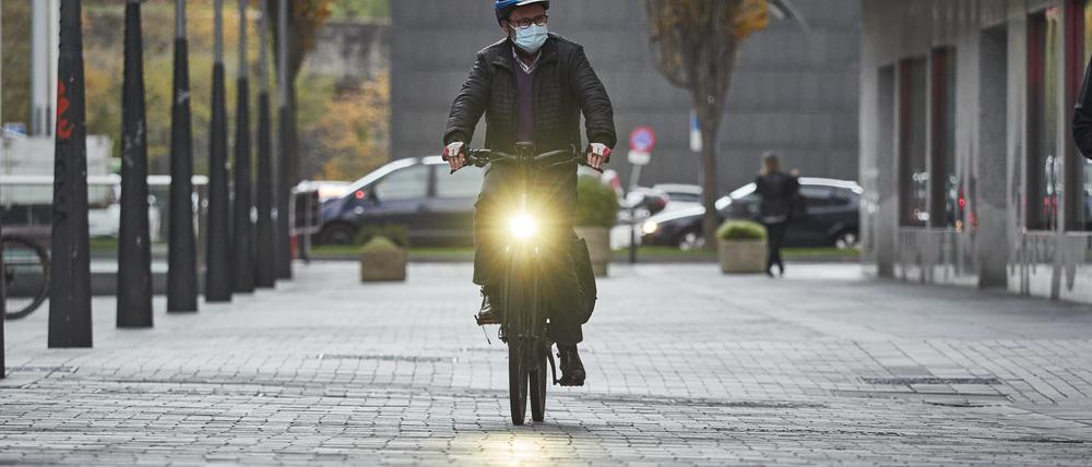 Doppelter Schutz. Die Gesichtsmaske kann Viren und Feinstaub abhalten.