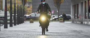 Doppelter Schutz. Die Gesichtsmaske kann Viren und Feinstaub abhalten.