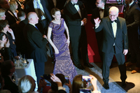 Und nun darf getanzt werden. Bundespräsident Frank-Walter Steinmeier und seine Frau Elke Büdenbender betreten das Parkett im Hotel Adlon.