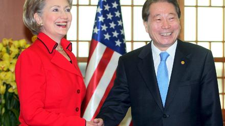 Hillary Clinton und Yu Myung-Hwan