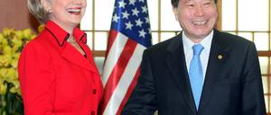 Hillary Clinton und Yu Myung-Hwan