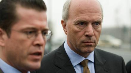 Wirtschaftsminister Guttenberg und GM-Chef Carl-Peter Forster