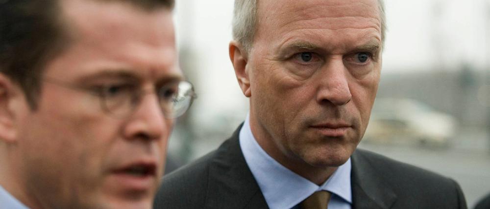 Wirtschaftsminister Guttenberg und GM-Chef Carl-Peter Forster