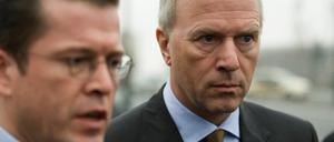 Wirtschaftsminister Guttenberg und GM-Chef Carl-Peter Forster