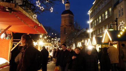 250 Stände unter der Woche, über 400 am Wochenende: Der Weihnachtsmarkt in der Altstadt - im Hintergrund die Kirche St. Nikolai.