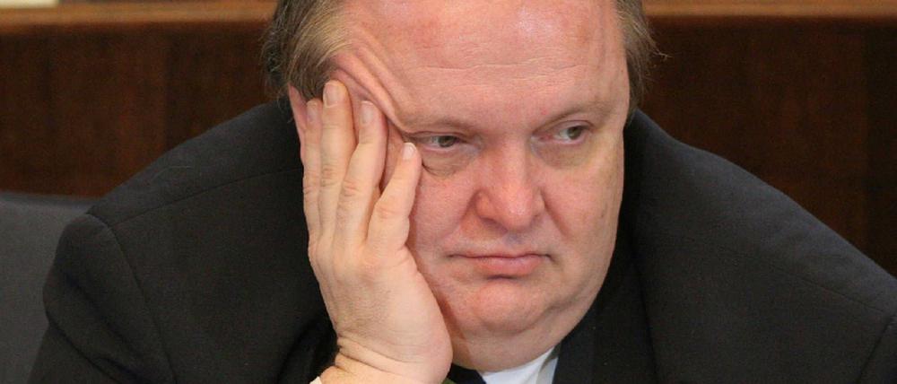 Minister Banzer nachdenklich