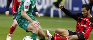 Freiburgs Yacine Abdessadki (r.) kämpft um den Ball