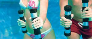 Schieben und strampeln. Beim Aquakursus ist der Trainingspartner das Wasser. Der macht es einem nicht leicht. 