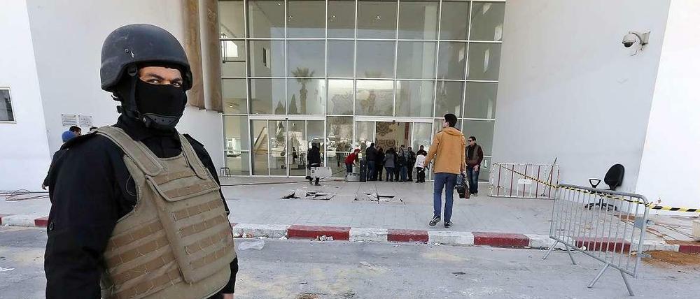 Ein tunesischer Soldat vor dem Bardo-Museum, dem Ort des Anschlags in Tunis.