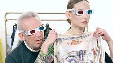 Jean Paul Gaultier passt einem Model ein Kleid an.