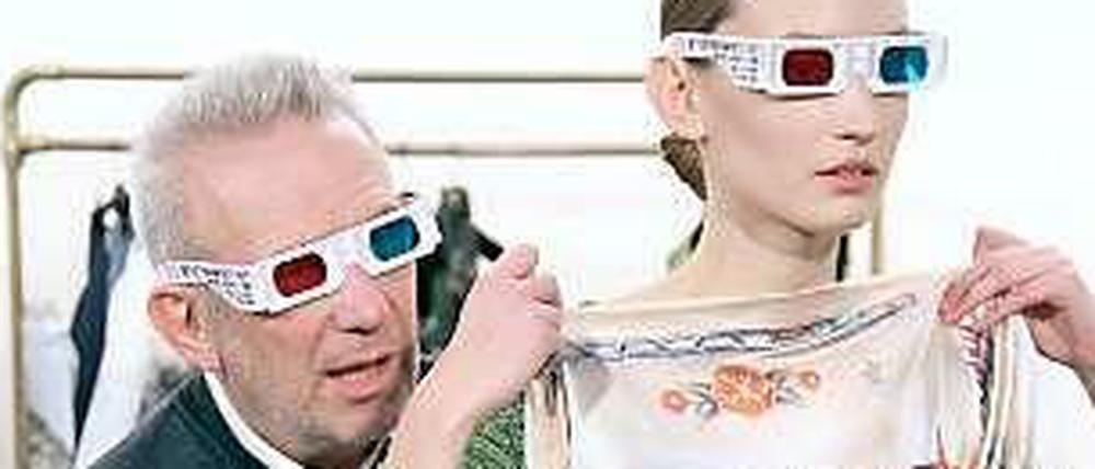Jean Paul Gaultier passt einem Model ein Kleid an.