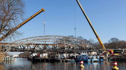 Die Freybrücke in Spandau wird Stück für Stück abgebaut.