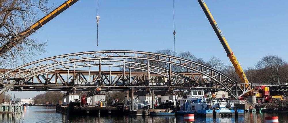 Die Freybrücke in Spandau wird Stück für Stück abgebaut.
