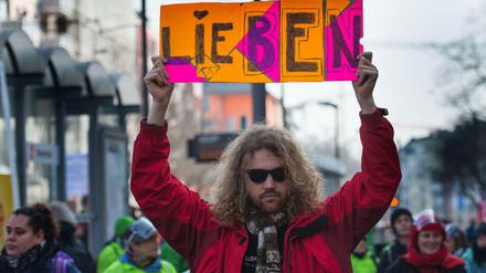 Dieser Demonstrant will nur Liebe. Andere bevorzugten Steine. Darüber stritt nun der Bundestag.