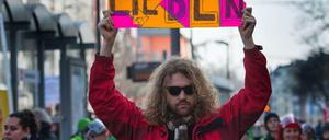 Dieser Demonstrant will nur Liebe. Andere bevorzugten Steine. Darüber stritt nun der Bundestag.