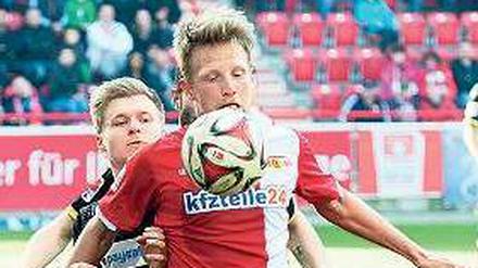 Groß nur gegen die Kleinen. Unions Björn Kopplin misst lediglich 1,84 Meter. Foto: dpa