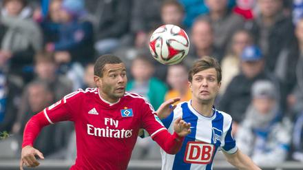 Hamburgs Tolgay Arslan (l) und Berlins Valentin Stocker (r) kämpfen um den Ball.