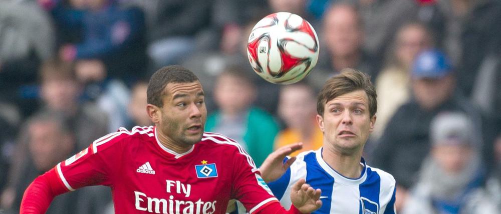 Hamburgs Tolgay Arslan (l) und Berlins Valentin Stocker (r) kämpfen um den Ball.