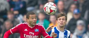 Hamburgs Tolgay Arslan (l) und Berlins Valentin Stocker (r) kämpfen um den Ball. 