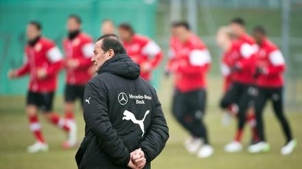 Huub Stevens, Trainer des VfB Stuttgart, leitet das Training in Stuttgart 