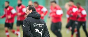 Huub Stevens, Trainer des VfB Stuttgart, leitet das Training in Stuttgart 