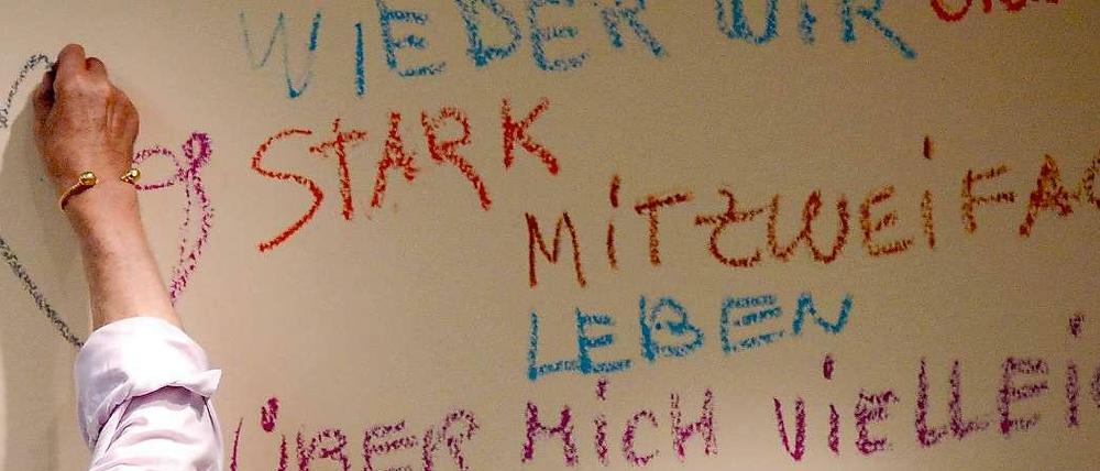 Markus Lüpertz schreibt Gedicht an die Wand.