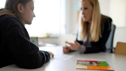 In speziellen Jugendberufsagenturen sollen Jugendliche bei der Jobsuche unterstützt werden. Auch Schulabbrecher sind angesprochen, den Berufsstart anzugehen.