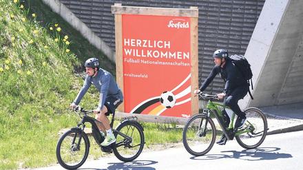 Für das Fahrrad sind die Entfernungen bei dieser EM zu groß. Das Turnier findet vom 11. Juni bis 11. Juli in zehn europäischen Städten und der asiatischen Stadt Baku statt. Es werden 24 Nationalmannschaften teilnehmen. Das deutsche Team, hier mit Mats Hummels (links), bereitete sich in Seefeld vor.