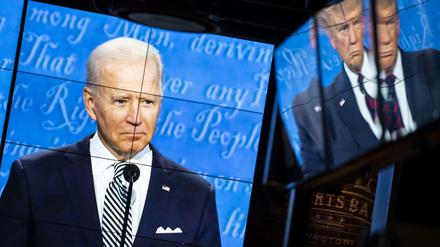 Die Kontrahenten auf zwei Bildschirmen: Joe Biden und Donald Trump
