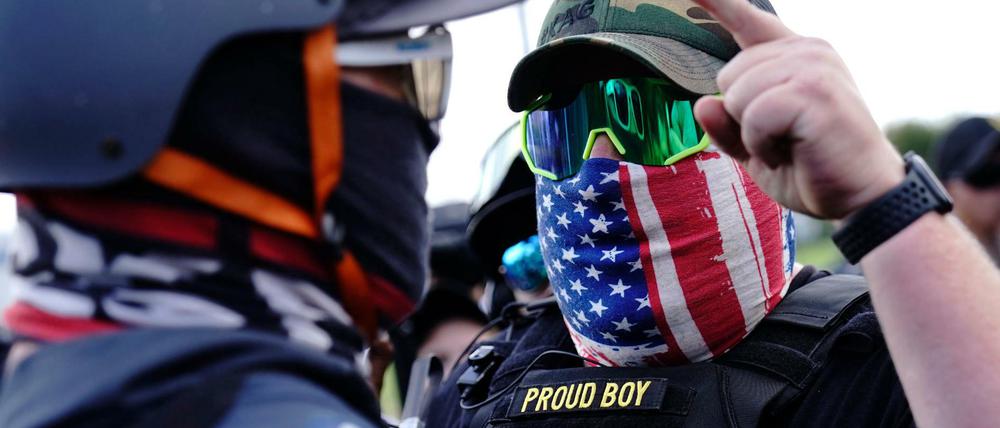 Ein Mitglied der Proud Boys diskutiert mit einem Gegendemonstranten in Portland.