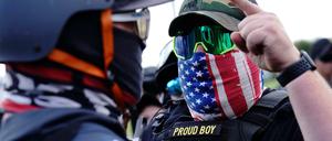Ein Mitglied der Proud Boys diskutiert mit einem Gegendemonstranten in Portland.