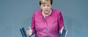 Bundeskanzlerin Angela Merkel (CDU) spricht im Parlament. 