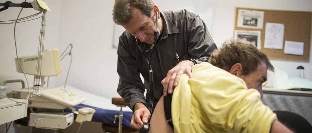 Der Arzt Gerhard Trabert in Mainz behandelt ehrenamtlich arme Menschen.