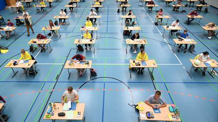 Nur noch schnell die Aufgaben lösen und dann hinaus ins pralle Leben - Corona hin oder her! Abiturprüfungen im Jahr 2020 (hier Szenenbild aus Ravensburg).