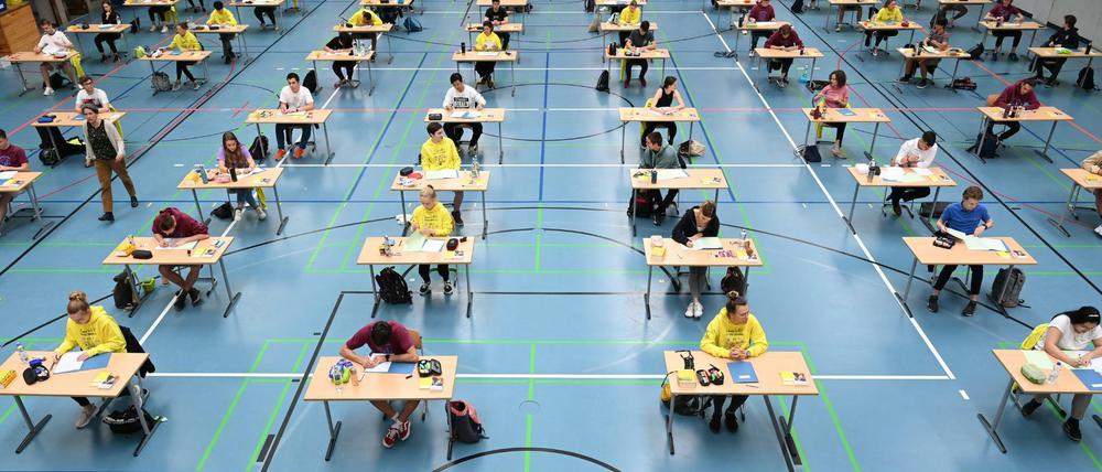 Nur noch schnell die Aufgaben lösen und dann hinaus ins pralle Leben - Corona hin oder her! Abiturprüfungen im Jahr 2020 (hier Szenenbild aus Ravensburg).