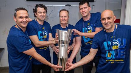 Erfolg im Team: Neben Chefcoach Aito Garcia Reneses (Mitte) bleiben auch Carlos Frade, Israel Gonzalez, Sebastian Trzcionka und Pepe Silva (v.l.n.r.) bei Alba.