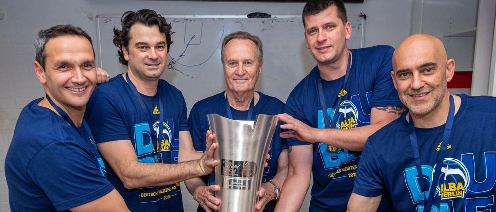 Erfolg im Team: Neben Chefcoach Aito Garcia Reneses (Mitte) bleiben auch Carlos Frade, Israel Gonzalez, Sebastian Trzcionka und Pepe Silva (v.l.n.r.) bei Alba.