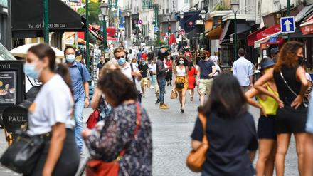 Pflicht zur Maske. Die Pariser Rue Montorgueil, unweit von Les Halles.