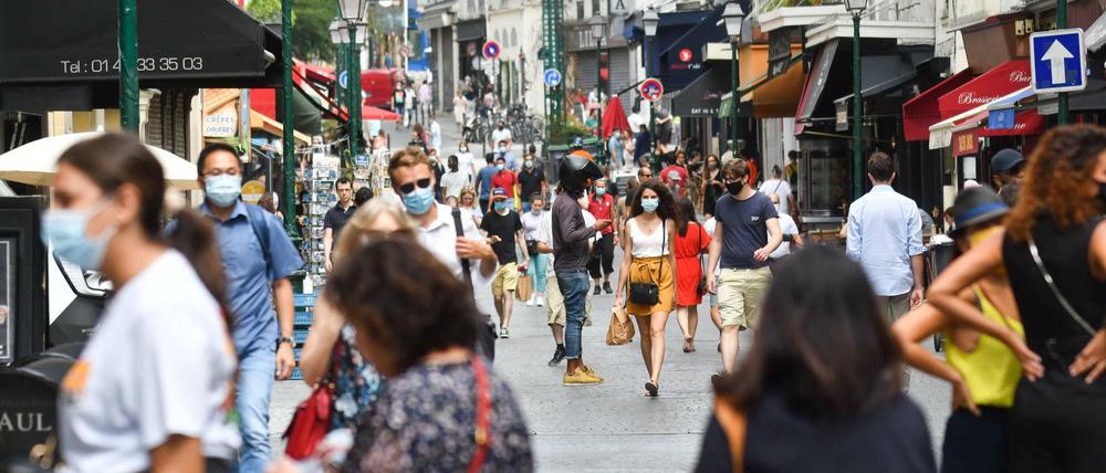 Pflicht zur Maske. Die Pariser Rue Montorgueil, unweit von Les Halles.