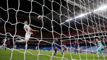 Sie haben gut geübt für Lyon. Bayerns Robert Lewandowski (l) im Spiel gegen Barcelona, das die Bayern 8:2 gewannen..