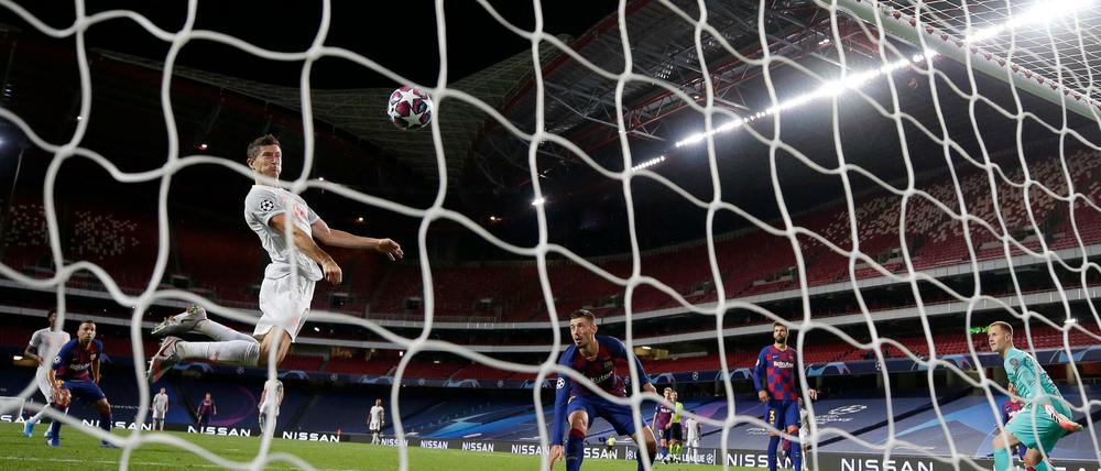 Sie haben gut geübt für Lyon. Bayerns Robert Lewandowski (l) im Spiel gegen Barcelona, das die Bayern 8:2 gewannen..