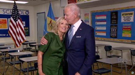 Der demokratische US-Präsidentschaftskandidat Joe Biden küsst seine Frau Jill Biden nach ihrer Rede beim virtuellen Nominierungsparteitag der Demokraten am 18. August. Die Lehrerin steht in einem Klassenzimmer ihrer Schule.