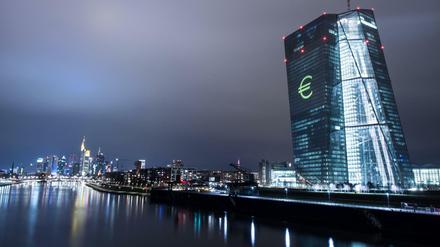 Selbstbewusst: Ein «Euro-Zeichen» auf die Fassade der Europäischen Zentralbank (EZB) in Frankfurt.