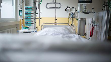 Ein leeres Bett steht in der Intensivstation des Prosper Hospitals in Nordrhein-Westfalen.