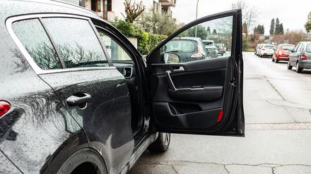 Als „Dooring“-Unfall wird es bezeichnet, wenn Radfahrer durch plötzlich geöffnete Autotüren zu Sturz kommen. (Symbolbild)