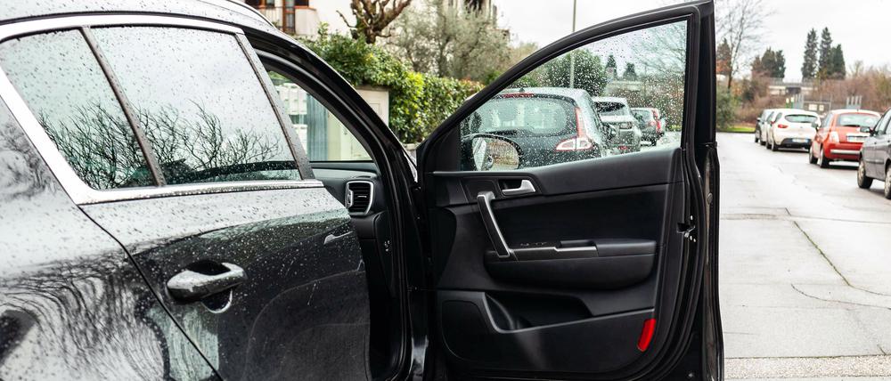Als „Dooring“-Unfall wird es bezeichnet, wenn Radfahrer durch plötzlich geöffnete Autotüren zu Sturz kommen. (Symbolbild)