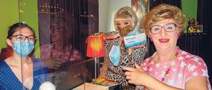 Top Service. Edith bekommt ein Gesichtskleid gereicht. 