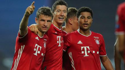 Da lacht der Trikotsponsor mit: Bayerns Torschütze Serge Gnabry (ganz rechts) feiert mit Robert Lewandowski und Thomas Müller nach seinem Treffer zum 0:2. 