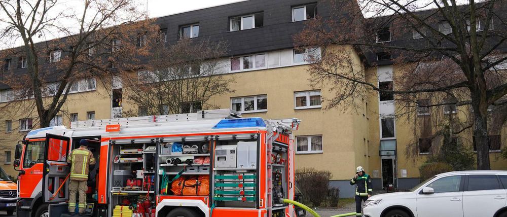 Feuerwehreinsatz in der Drakestraße in Berlin Lichterfelde. Bei eine Wohnungsbrand kam am Nachmittag ein Mensch ums Leben, eine andere Person kam mir schweren Verletztungen ins Krankenhaus.