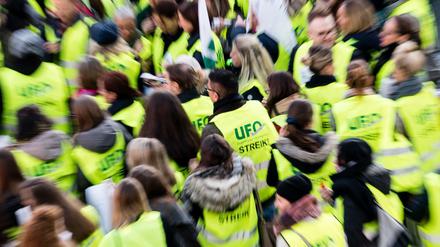 Mehr Geld und bessere Bedingungen fordert die Flugbegleiter-Gewerkschaft Ufo für ihre Mitglieder. Kann der geplante Streik kommende Woche noch abgewendet werden?